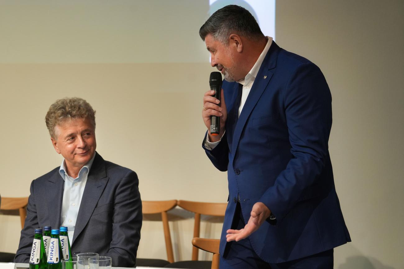 przemawiający przewodniczący sejmiku Jacek Jarco