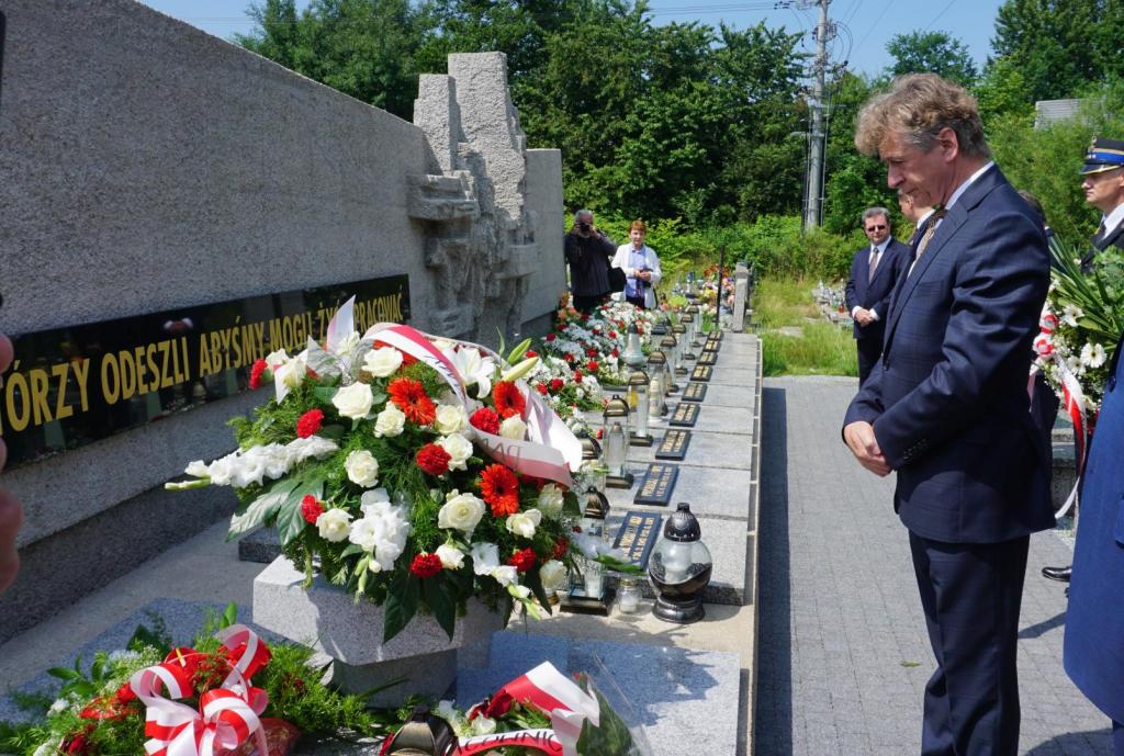 burmistrz przed grobem poległych strażaków