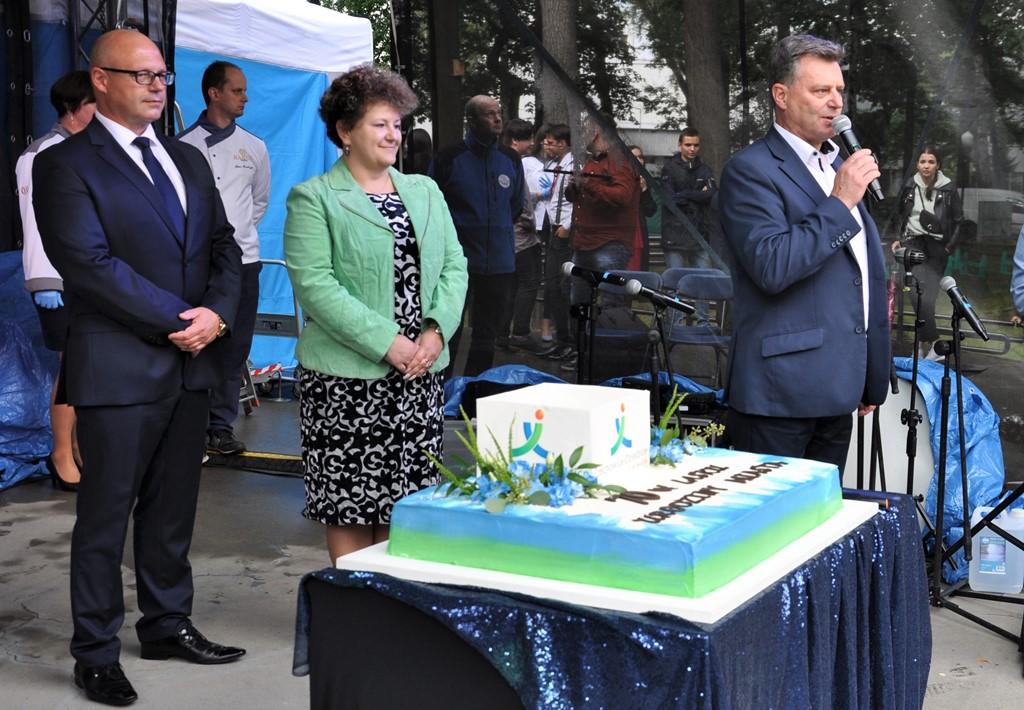 przewodniczący Rady Miejskiej przemawia na scenie