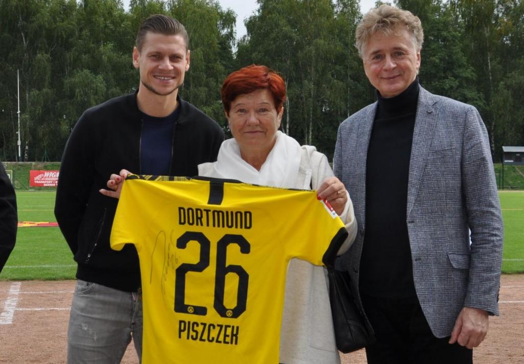 burmistrz z Łukaszem Piszczekim i koszulką sportowca