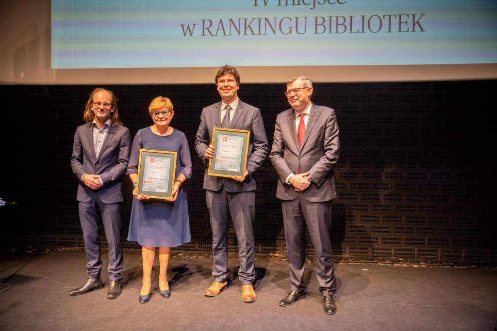 Dyrektor MBP i zastępca burmistrza Czechowic-Dziedzic odbierają dyblom za miejsce w rankingu na scenie