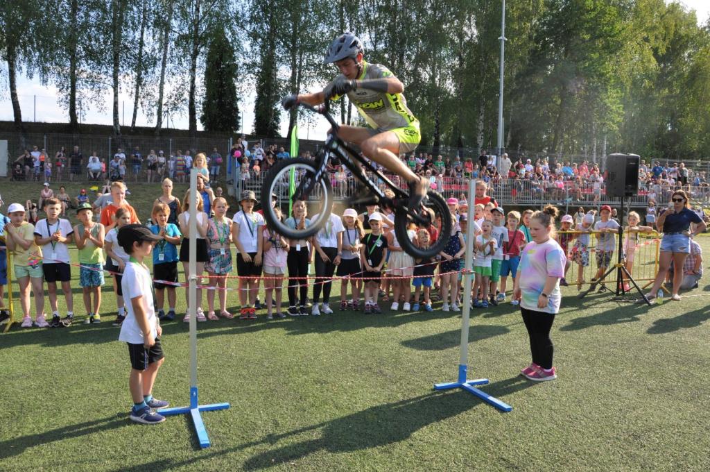 Pokazy trików rowerowych, w tle widownia na trybunie