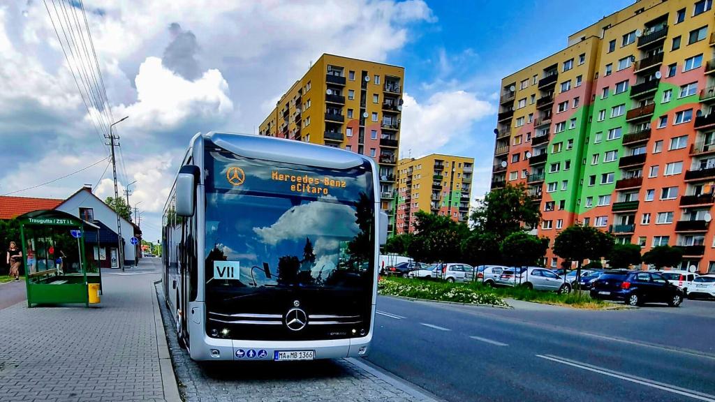 autobus elektryczny na przystanku przy ulicy Traugutta w Czechowicach-Dziedzicach