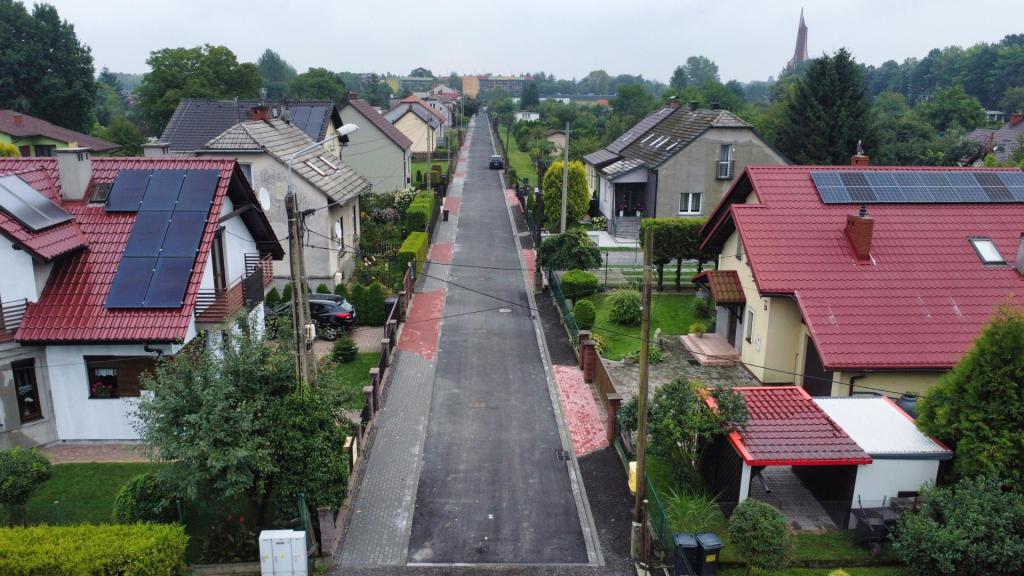 ulica Słoneczna w Czechowicach-Dziedzicach, na pierwszym planie droga, po bokach domy