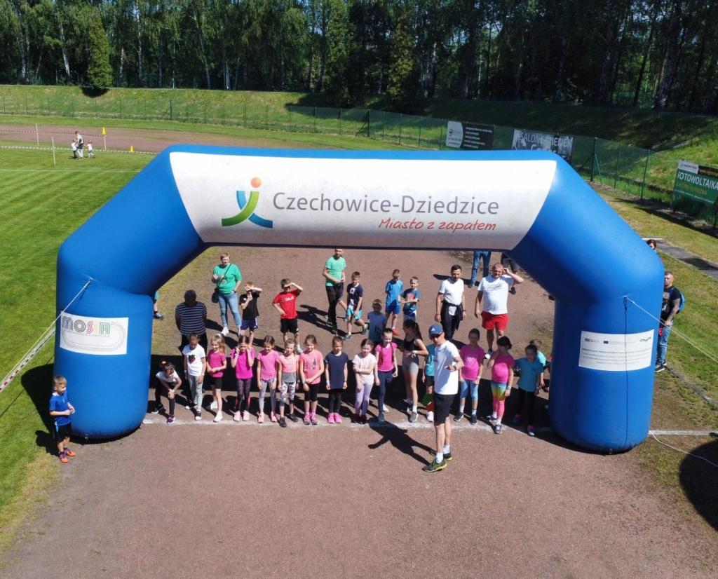 Start biegaczy na stadionie miejskiego ośrodka sportu i rekreacji