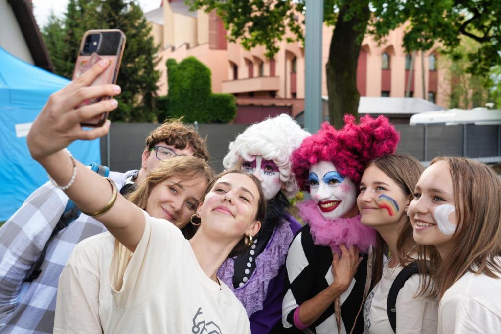 grupa dzieci w trakcie wykonywania zdjęcia selfie