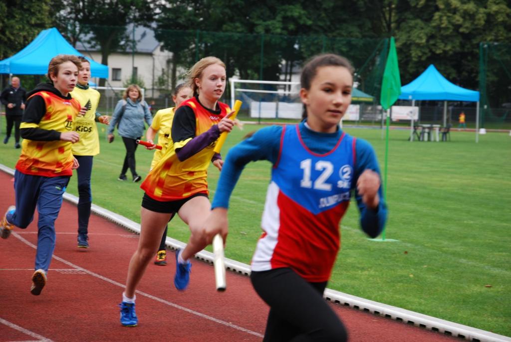 Zawody lekkoatletyczne na stadionie w Zabrzegu