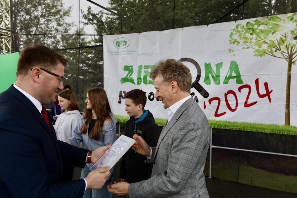 Moment wręczenia grantu w ramach konkursu Zielona Pracownia