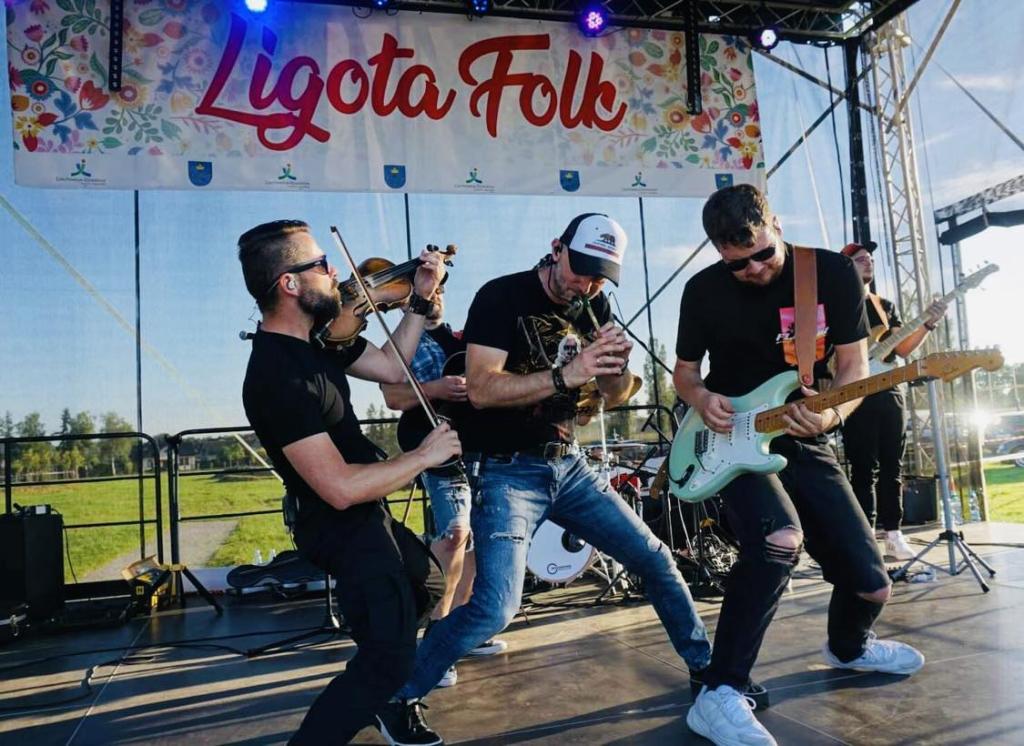 Zdjęcie z poprzedniej edycji Ligota Folk, na scenie trzech muzyków