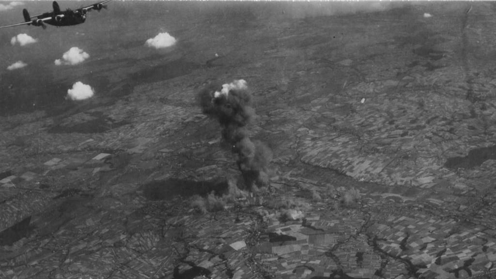 Zdjęcie archiwalne z dnia bombardowania w 1944 r. 