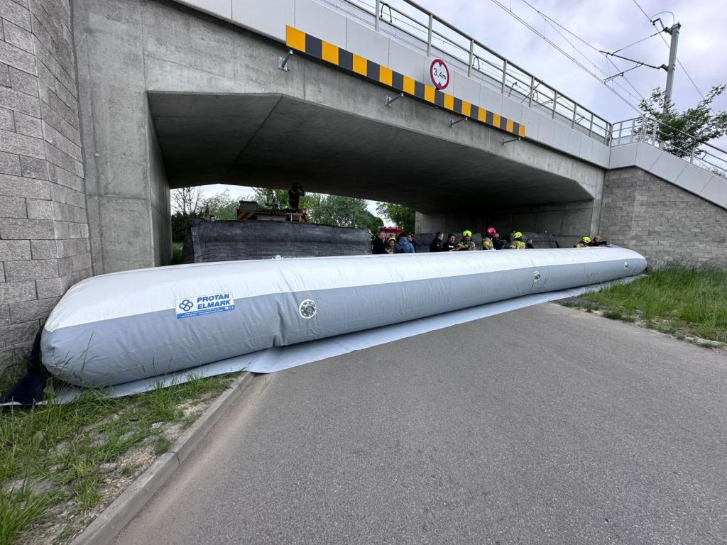 mobilna zapora na ulicy Wierzbowej