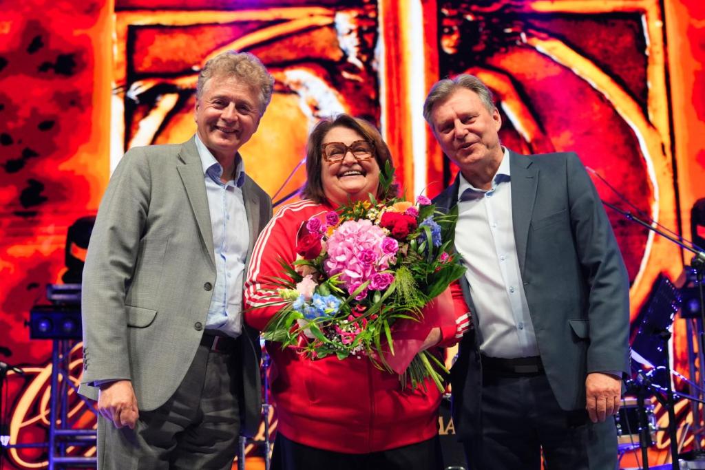 od lewej burmistrz Marian Błachut, aktorka Grażyna Bułka, przewodniczący Rady Miejskiej Damian Żelazny