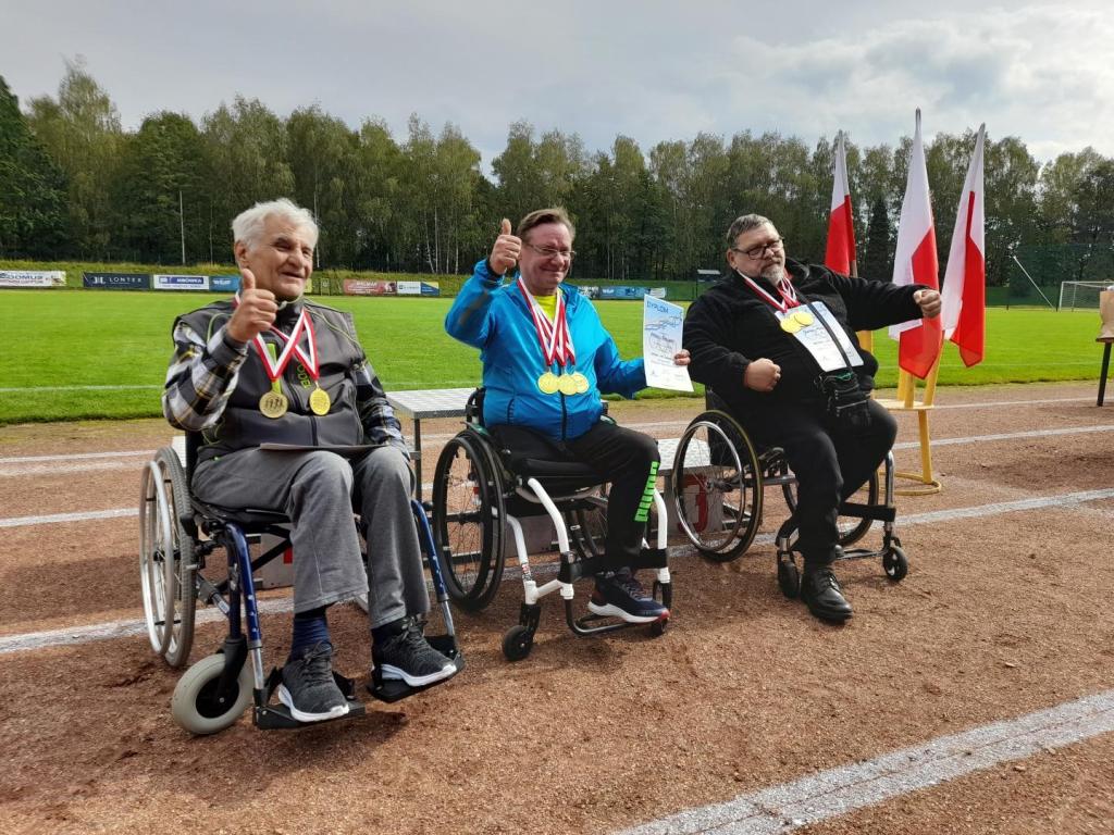 niepełnosprawni sportowcy na wózkach inwalidzkich