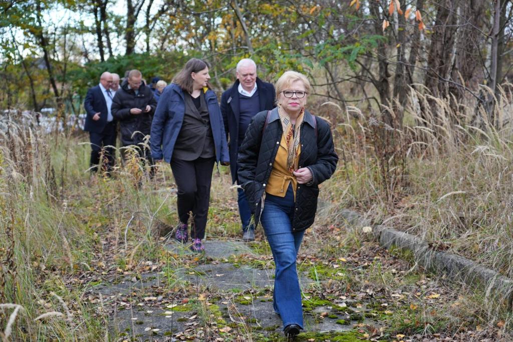 wizyta członków Komisji Ochrony Środowiska na terenie tzw. dołów kwasowych