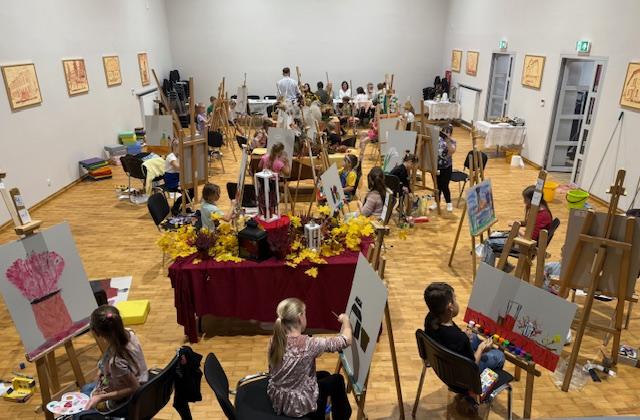 Dzieci malujące obrazy