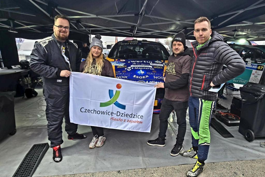 Załoga z flagą miejską 