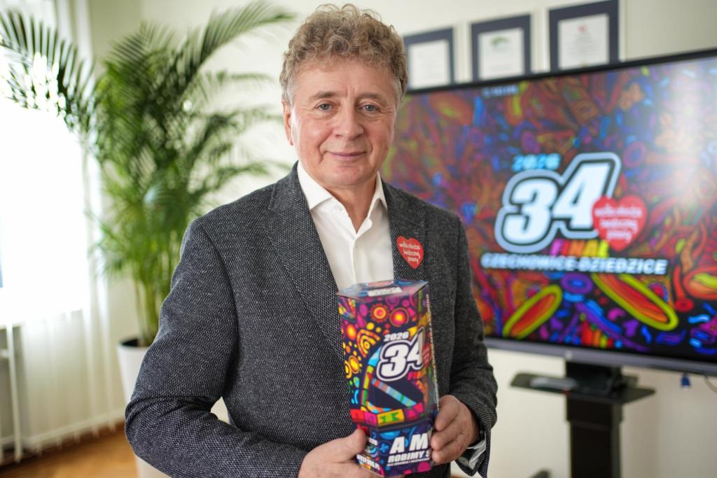 burmistrz Marian Błachut z puszką WOŚP