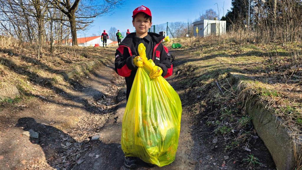 chłopiec z workiem na śmieci