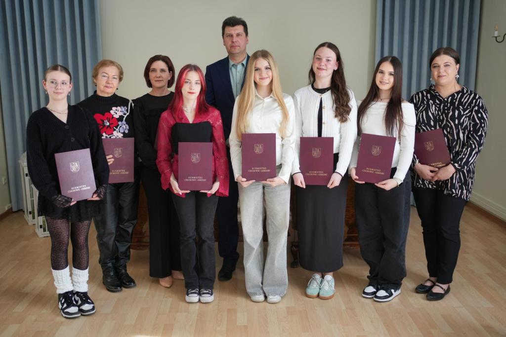 zdjęcie grupowe nagrodzony z zastępcą burmistrza