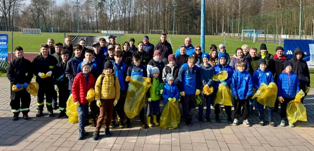 grupa ludzi biorących udział w akcji sprzątania