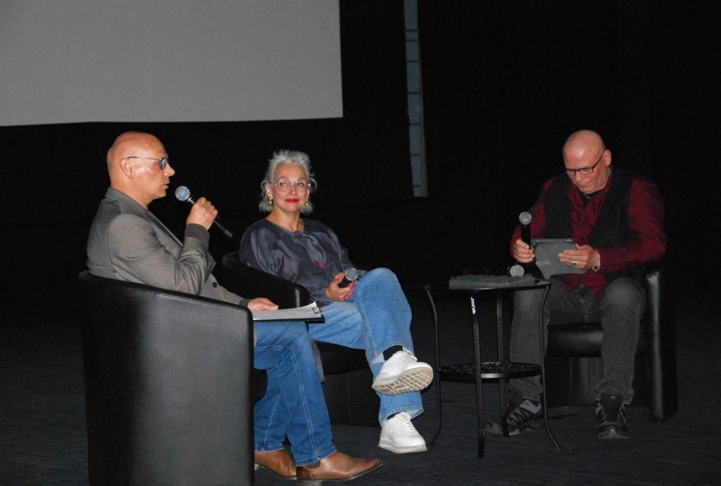 Reżyserka przy stole