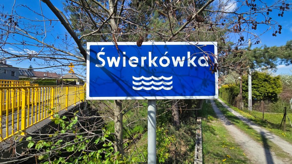 tablica z nazwą potoku Świerkówka