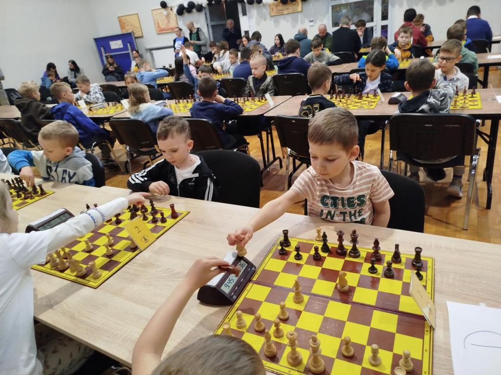 Dzieci grające w szachy