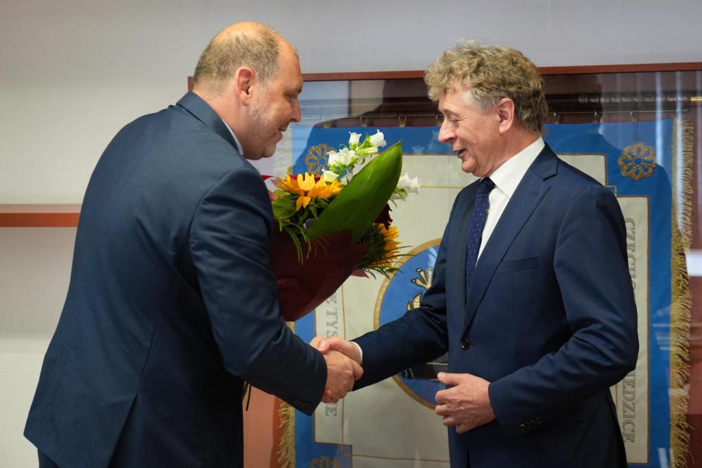 wiceprzewodniczący Rady Miejskiej wręcza kwiaty burmistrzowi