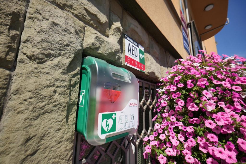 defibrylator na budynku urzędu