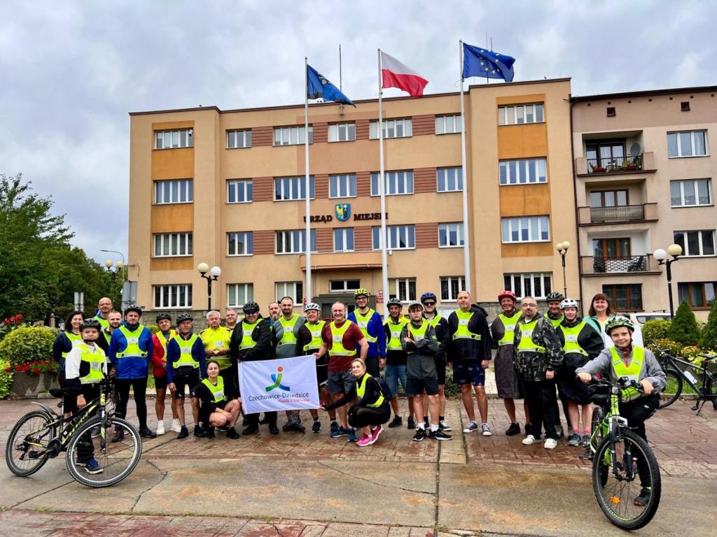 Grupa rowerzystów przed wyjazdem do Orlovej