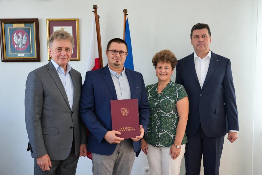 zdjęcie laureata z burmistrzem, zastępcą burmistrza i radną
