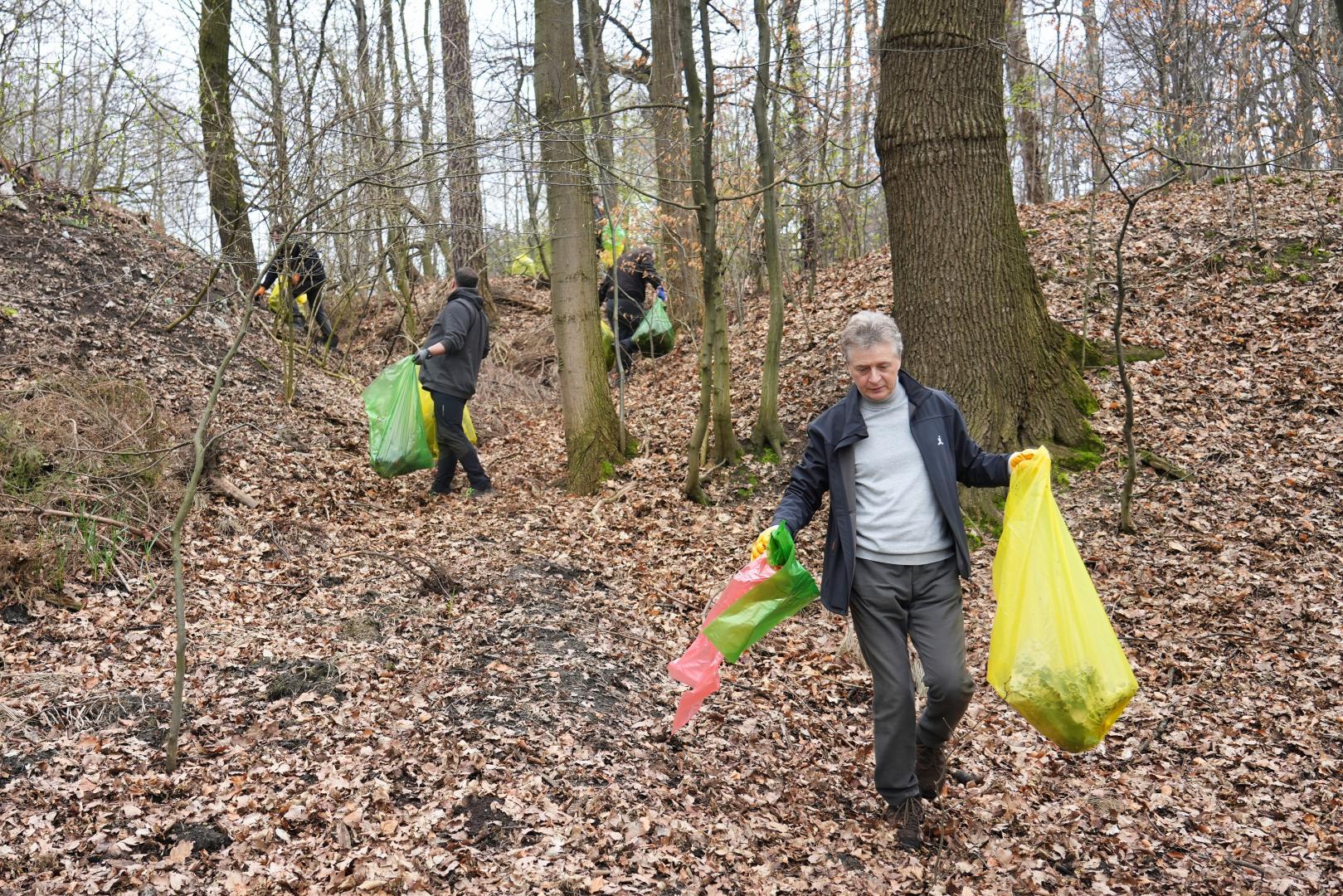 burmistrz zbierający śmieci