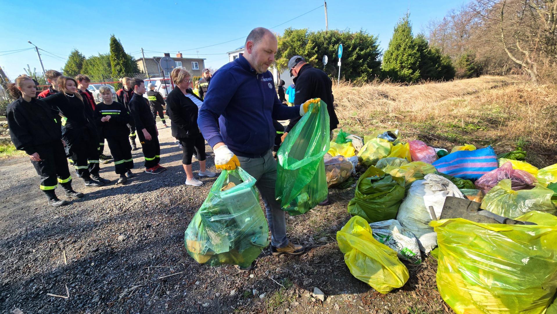 mężczyzna zbierający śmieci