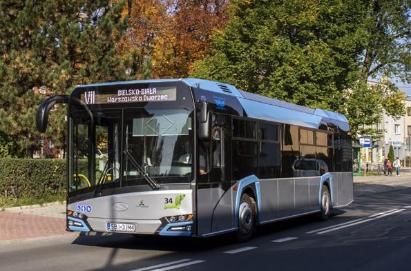 autobus PKM jadący ulicą