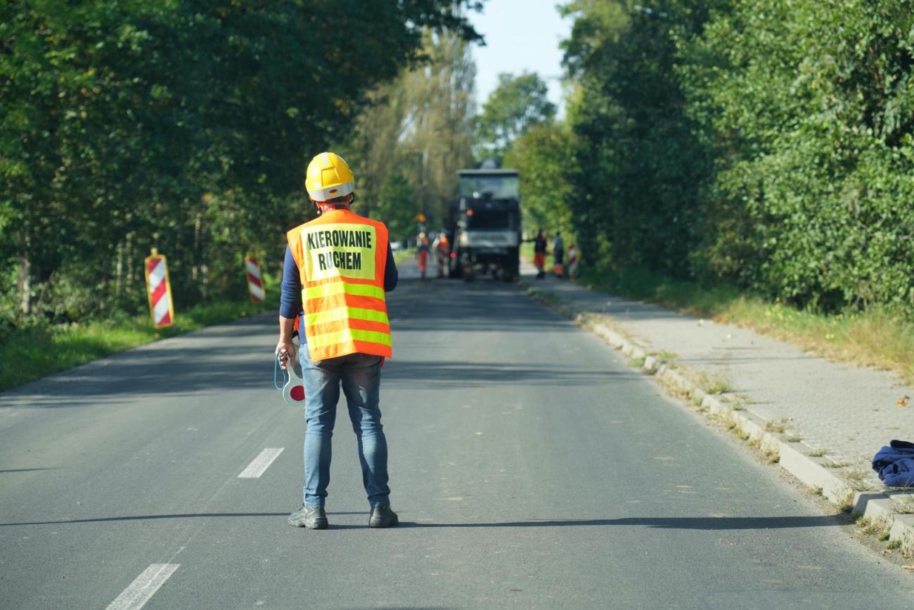 kobieta sterująca ruchem stojąca na środku ulicy