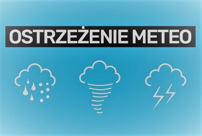 niebieskie tło, trzy białe konturowe ikony przedstawiające: chmury z deszczem, wiatrem i burzami