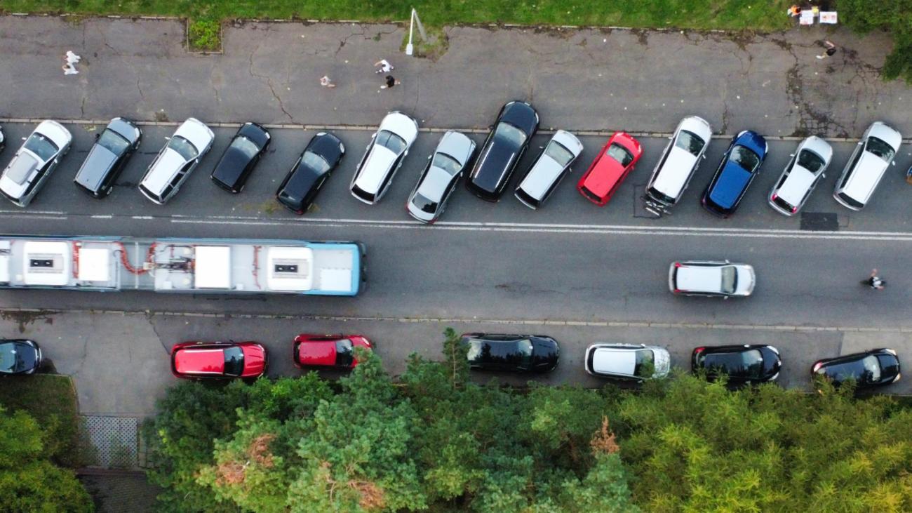 zaparkowane samochody i autobus na ulicy