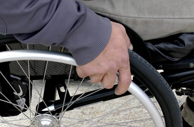 Osoba niepełnosprawna na wózku inwalidzkim