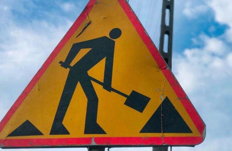 Znak drogowy informujący o pracach
