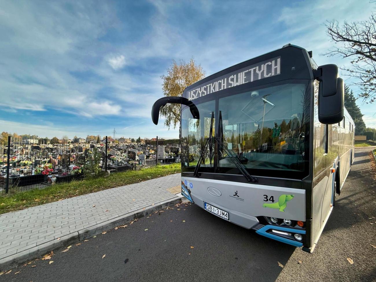 autobus na tle cmentarza