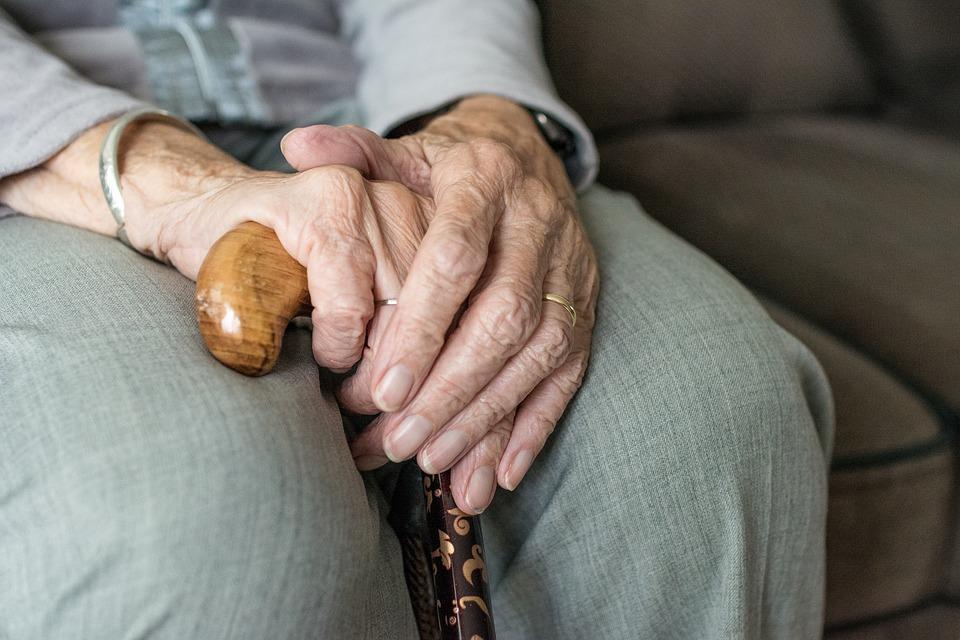 Senior trzymający laskę