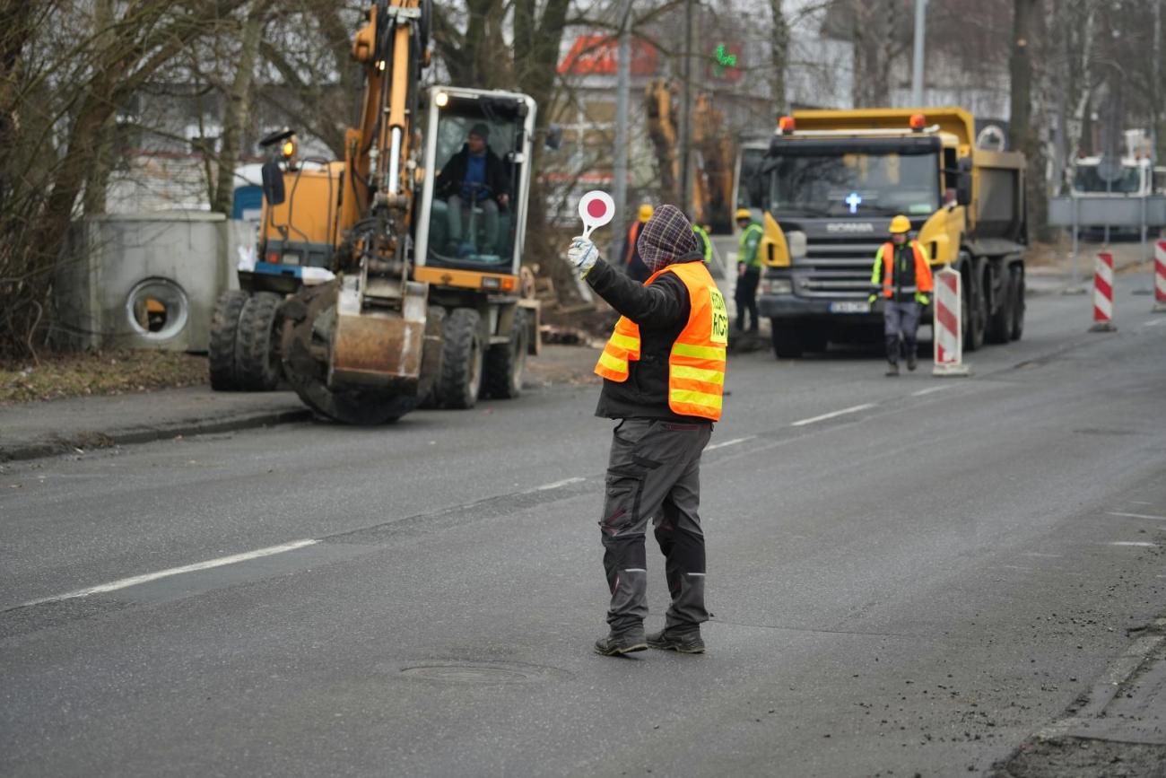 mężczyzna kierujący ruchem