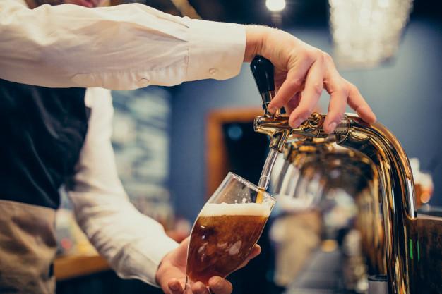 Barman z piwem