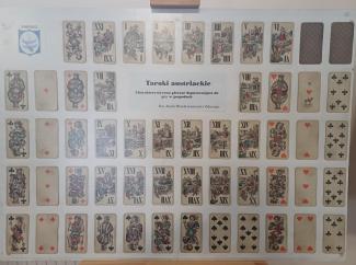 plakat przedstawiający całą talię kart do taroków