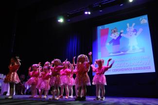 Występ grupy przedszkolaków w różowych strojach