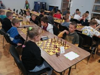 Dzieci w liczbie kilku grają w szachy