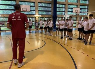 Marcin Prus prowadzi zajęcia na sali gimnastycznej