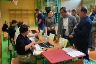 mieszkańcy Ligoty w trakcie głosowania