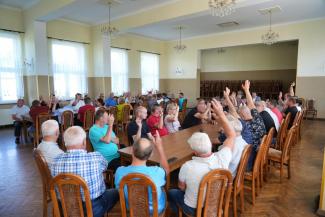 mieszkańcy Bronowa w trakcie głosowania jawnego