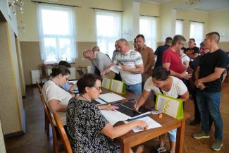mieszkańcy Bronowa pobierają karty wyborcze